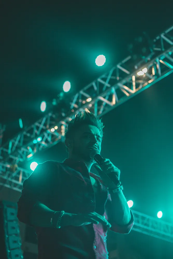 A singer under the truss, in green light