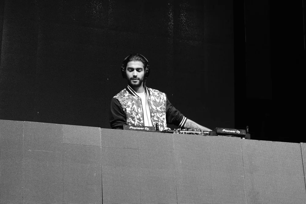 Zaeden at the decks, in black and white